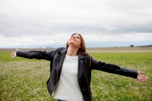 frau mit lederjacke im frühling